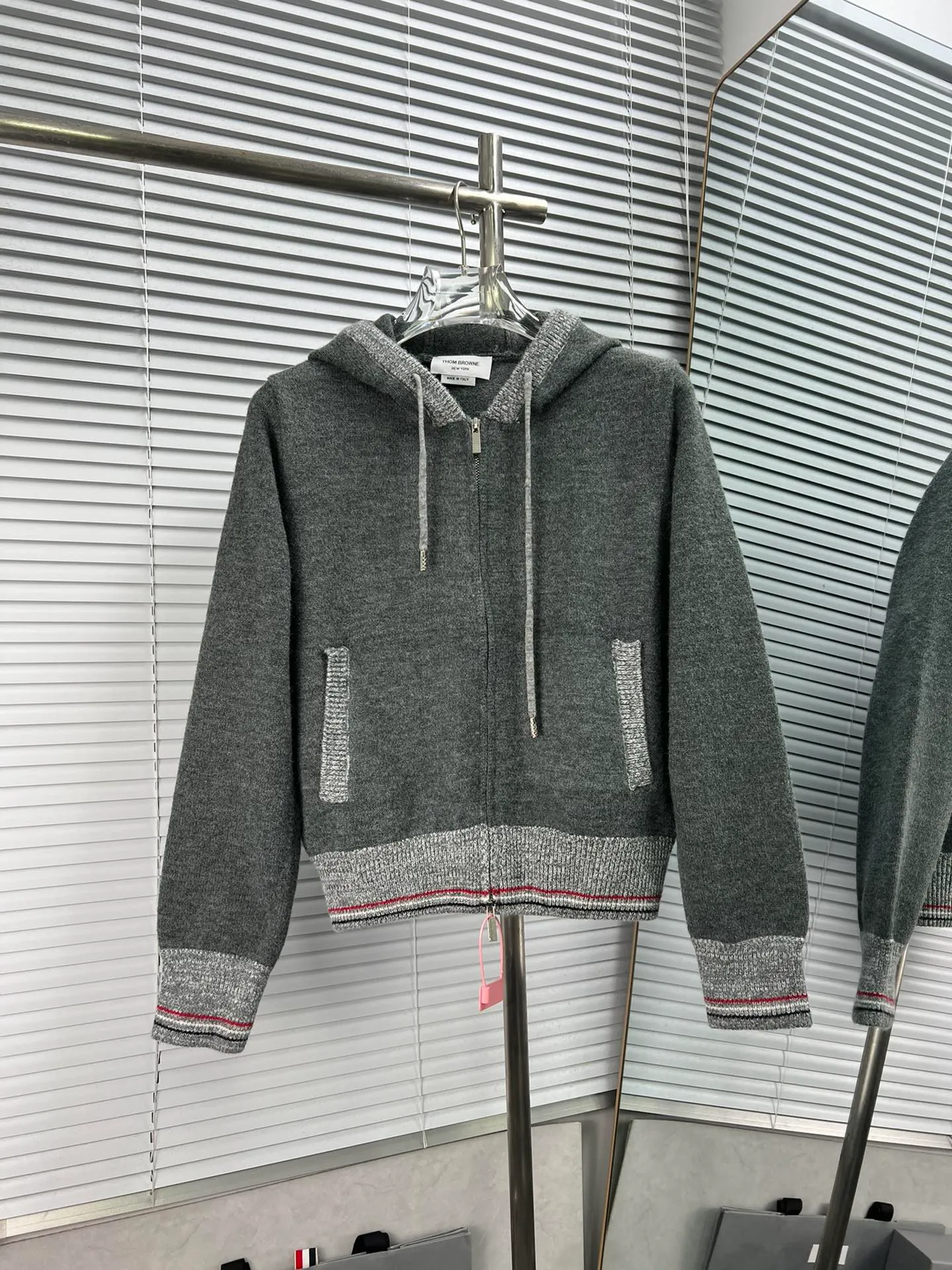 THOM BROWNE ins 📍𝐒𝐢𝐳𝐞Size：S M L(0. 1. 2.) 📍𝐃𝐞𝐭𝐚𝐢𝐥 ： ， ， Red Black ， Dark Gray 【tb Classic 】 Light Gray ， Gray Light Gray